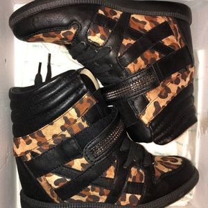 Never worn, only tried on once